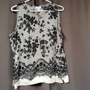 M LIZ CLAIBORNE BLACK AND WHITE SLEEVELESS BLOUSE